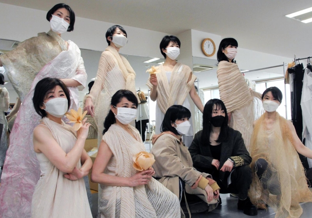 ファッションショーに向け衣装合わせをする「アライ」のモデル。後列左端は豊川月乃さん＝神戸市灘区森後町２