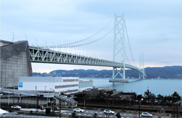 世界最長の座を明け渡した明石海峡大橋＝１９日、神戸市垂水区