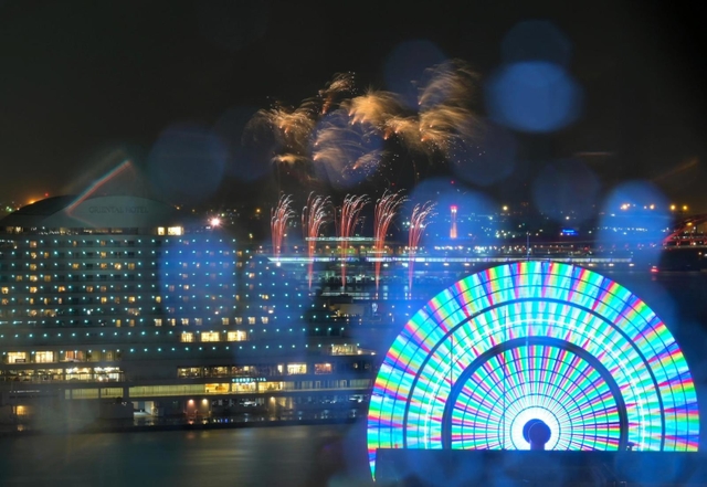 神戸港でサプライズ花火 豪華クルーズ客船出航に合わせ１５０発打ち上げ 総合 神戸新聞next