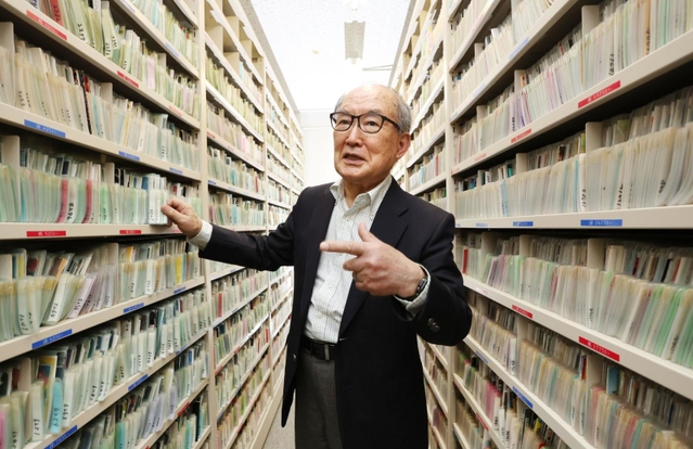 毎土曜にはレコード室にこもり、リクエスト曲の音源をそろえてきた＝神戸市中央区、ラジオ関西（撮影・長嶺麻子）