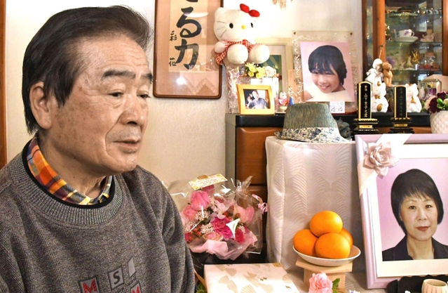 娘の彩花ちゃん、妻・京子さんへの思いを語る山下賢治さん＝神戸市須磨区の自宅
