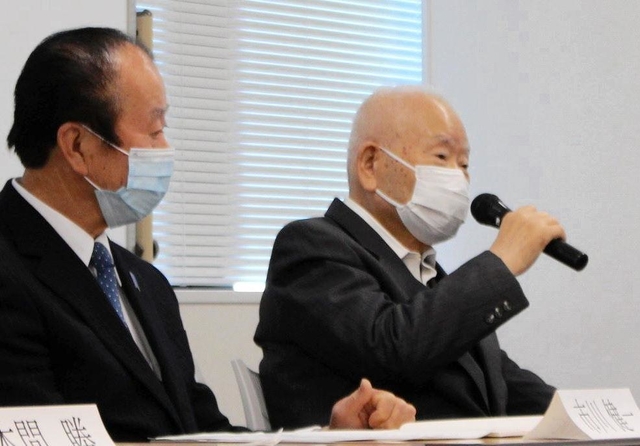 家族会会議後の記者会見で早期解決を訴える有本明弘さん＝東京都内