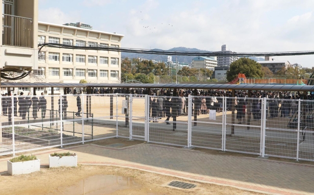 校内グラウンドと校外の公園との境に設置されたフェンス＝神戸市灘区備後町１、成徳小学校