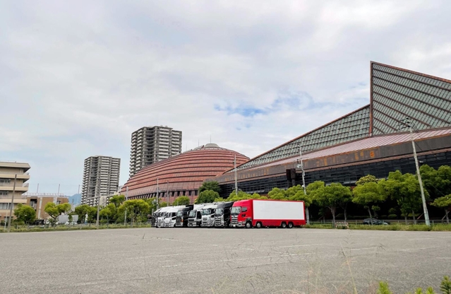 新しいポートアイランドスポーツセンターの建設予定地。右は現在の施設＝中央区港島中町５（市提供）