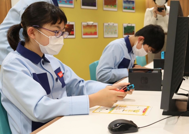 リニューアルされたパビリオンでゲームのプログラミングを体験する子どもたち＝西宮市甲子園八番町、キッザニア甲子園