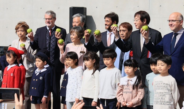 子どもたちと記念写真に納まる寄贈者の安藤忠雄さん（後列右から３人目）、名誉館長の竹下景子さん（同５人目）＝２５日午前、神戸市中央区加納町６、「こども本の森　神戸」（撮影・鈴木雅之）
