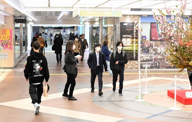 ４月からの大規模な改装工事が始まる「さんちか」。１番街（左）と２番街（奥右）は休館し、仮囲いで覆われる＝神戸市中央区加納町５（撮影・坂井萌香）