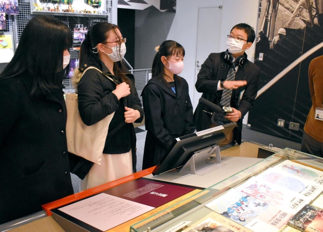 「人と防災未来センター」で、阪神・淡路大震災の資料に見入る高校生ら＝神戸市中央区（ラジオ関西提供）