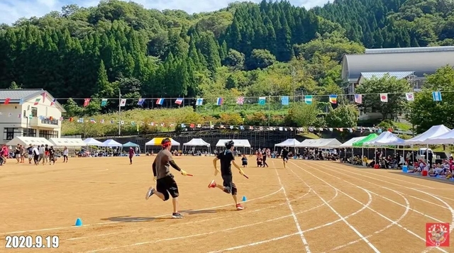 ６６万回再生を記録した動画「お父さん必見！　運動会の小さいトラックの走り方／２０２０年版」（「ド田舎暮らしオジロちゃんねる」より）