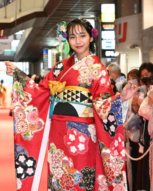 ポーズを決めるタレントの山之内すずさん＝２６日午後、神戸市中央区三宮町１（撮影・坂井萌香）