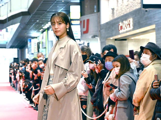 会場を盛り上げたモデルの貴島明日香さん＝２６日午後、神戸市中央区三宮町１（撮影・坂井萌香）