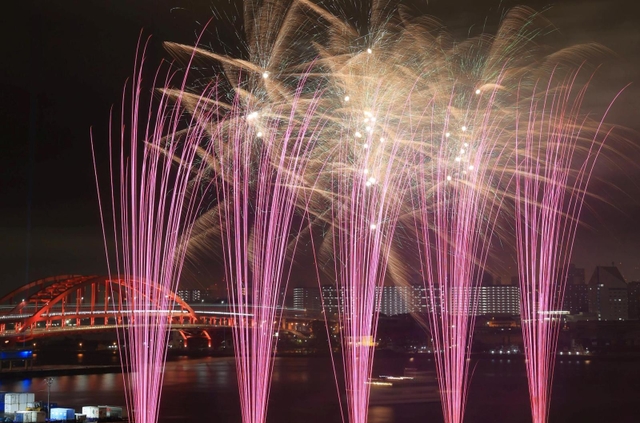 夜空を彩る花火＝２６日夜、神戸市中央区新港町から（撮影・吉田敦史）