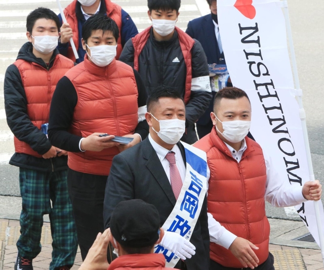 若者の応援も力にして支持を訴える吉岡政和氏＝２４日午後、西宮市長田町（撮影・斎藤雅志）
