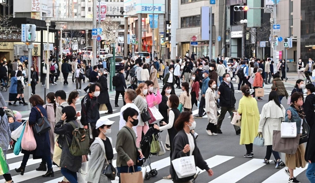 多くの買い物客でにぎわう大丸神戸店前＝２７日午後、神戸市中央区