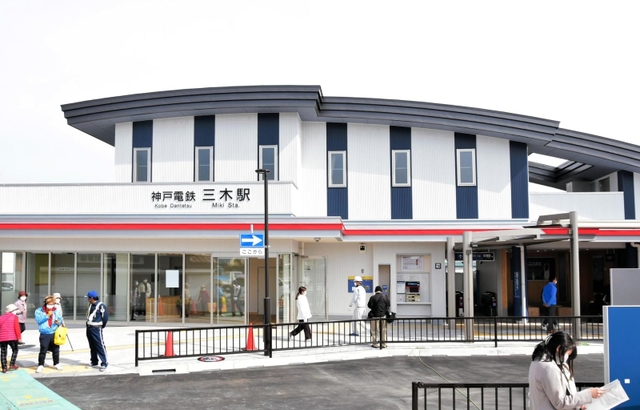 完成した神戸電鉄三木駅の新駅舎＝２８日午前、三木市末広１