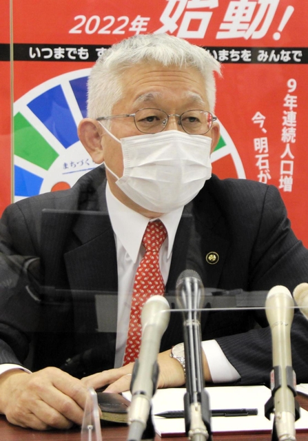 副市長２人の退任を発表する明石市の泉房穂市長＝２８日午後、明石市中崎１