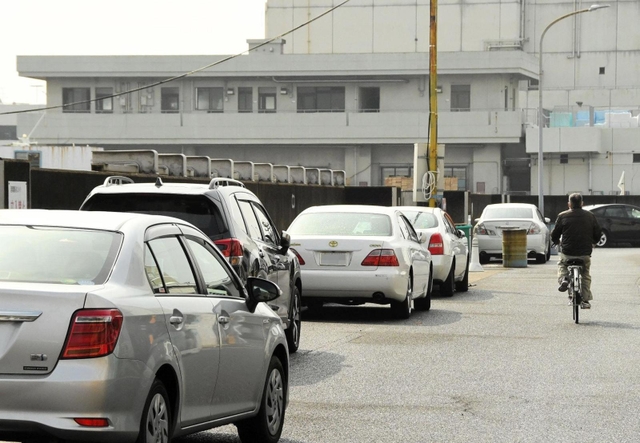 「駐車禁止違反では」との疑問が寄せられた現場付近＝神戸市兵庫区島上町１（画像を一部加工しています）