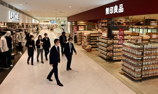 雑貨や服飾の店が並ぶエキソアレ西神中央。関係者らが真新しい施設内を見て回った＝神戸市西区糀台５（撮影・中西幸大）