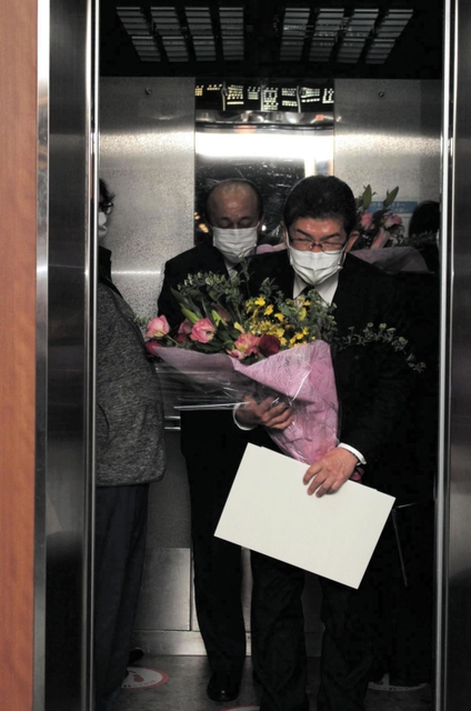 エレベーターで一礼する和田満副市長（左）と宮脇俊夫副市長＝明石市役所