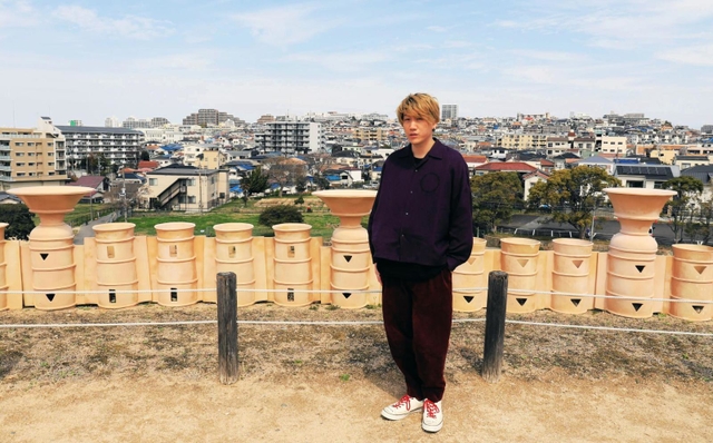 五色塚古墳を訪れた「ＨＯＷＬ　ＢＥ　ＱＵＩＥＴ」の竹縄航太さん＝神戸市垂水区五色山４（※無断転載、二次利用を禁じます）
