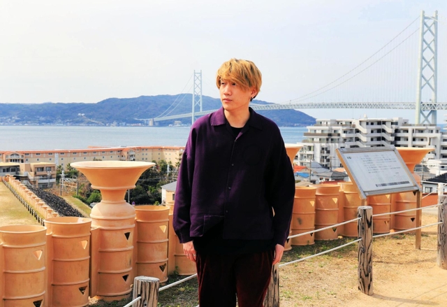 五色塚古墳を訪れた「ＨＯＷＬ　ＢＥ　ＱＵＩＥＴ」の竹縄航太さん＝神戸市垂水区五色山４（※無断転載、二次利用を禁じます）