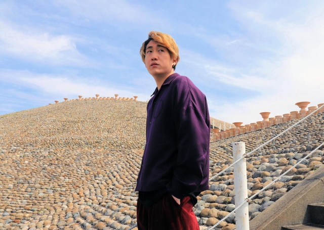 五色塚古墳を訪れた「ＨＯＷＬ　ＢＥ　ＱＵＩＥＴ」の竹縄航太さん＝神戸市垂水区五色山４（※無断転載、二次利用を禁じます）