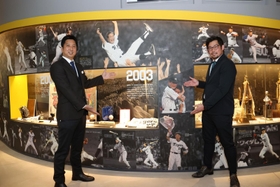 リニューアルオープンを前に報道陣に公開された甲子園歴史館で展示を紹介する元阪神タイガース選手の藤川球児さん（左）と岩田稔さん＝１日午後、西宮市甲子園町（撮影・小林良多）
