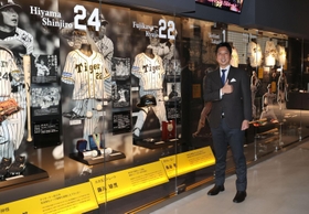 リニューアルオープンを前に報道陣に公開された甲子園歴史館で展示品の前に立つ元阪神タイガース選手の藤川球児さん＝１日午後、西宮市甲子園町