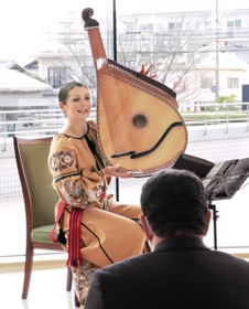 ウクライナの民族楽器バンドゥーラを紹介するカテリーナさん＝１月１２日、神戸市西区伊川谷町有瀬、神戸学院大学有瀬キャンパス