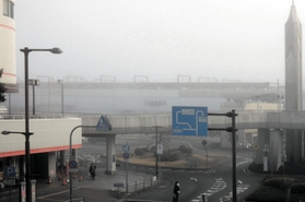 白くかすむＪＲ加古川駅前