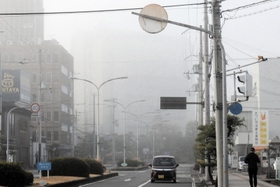 かすんで見えなくなった加古川市役所＝加古川市加古川町北在家