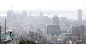 乳白色にかすんだ神戸市街＝３日午前、神戸市中央区、ビーナステラスから