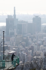 あたたかな陽気でかすむ神戸の街並み＝３日午前、神戸市中央区、諏訪山公園から（撮影・長嶺麻子）