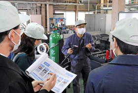 就職氷河期世代を対象とした職業訓練の見学会＝尼崎市武庫豊町３