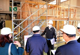 就職氷河期世代を対象にした職業訓練施設「ポリテクセンター」の施設見学会の様子＝尼崎市武庫豊町３