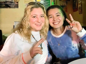 西牧エヴェリーナさん（左）と娘のケリーさん（西牧さん提供）