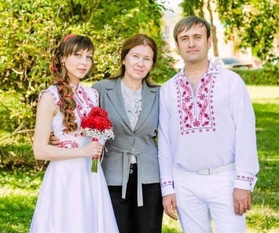西牧エヴェリーナさんの兄ヴァセリーさん（右）の結婚式で、穏やかな表情を見せる母レイラさん（中央）＝西牧さん提供