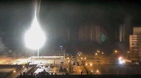 ４日、ロシア軍から攻撃を受けるウクライナ南部のザポロジエ原発（ウクライナ政府当局のフェイスブックより）