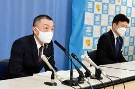 新型コロナの協力金を巡り不適切な申請があったことを会見で説明する兵庫県経営商業課の川西正孝課長（左）ら＝４日午後、神戸市中央区下山手通５、兵庫県庁