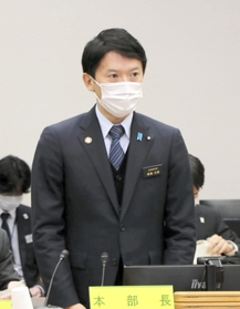 まん延防止等重点措置の再延長を受け、対策本部会議の冒頭であいさつする兵庫県の斎藤元彦知事＝４日午後、神戸市中央区、県災害対策センター