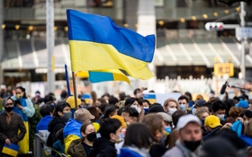 ロシアによるウクライナ侵攻に反対する人らが、反戦デモを繰り広げた＝大阪市内（アンドリー・マグデチさん提供）