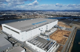 液晶パネルから電気自動車向けリチウムイオン電池の生産拠点にシフトするパナソニックの姫路工場＝姫路市飾磨区（ドローンで撮影・吉田敦史）
