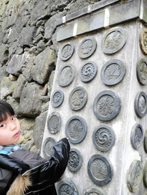 小学生時代に姫路城を訪れた村田さんの長男悠さん。家紋を眺め、好奇心を広げた（村田さん提供）