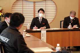 湯村温泉の観光関係者らと意見交換する斎藤元彦知事（中央）＝兵庫県新温泉町湯