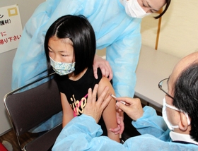新型コロナウイルスワクチンの接種を受ける１１歳の児童＝６日午前、加古川市役所