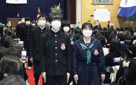 保護者らに見守られ、退場する卒業生＝９日午前、姫路市飾磨区構２