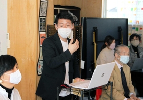 自主避難という言葉の影響を卒業論文にまとめた藤塚大輔さん（左から２人目）。姫路市で６日にあった避難者の交流会で内容を紹介した＝姫路市北条永良町
