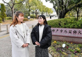 防災を啓発する団体を立ち上げた代表の岡崎菜々子さん（右）と副代表の戸高朱里さん＝神戸市西区学園東町９