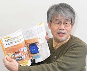 刊行した「１４歳からの自然災害と防災」について語る諏訪清二さん＝神戸市中央区東川崎町１（撮影・秋山亮太）