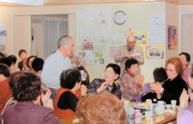 登米市の仮設住宅で開いた住民同士の交流会＝２０１５年４月、宮城県登米市（佐藤清太郎さん提供）